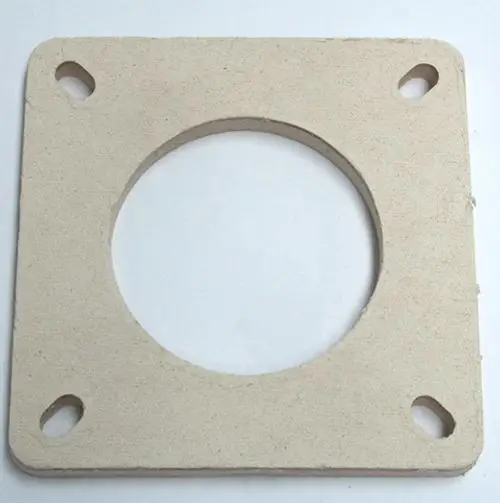 Daikin Dichtung in quadratischer Form mit kreisförmiger Aussparung, ausgestattet mit vier Bohrungen zur Befestigung. Neutralfarbener, flacher Werkstoff an weißem Hintergrund.